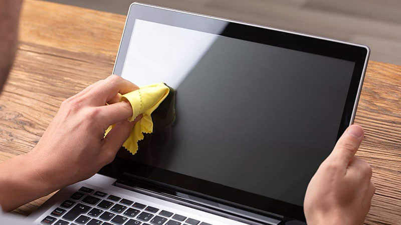 Vệ sinh màn hình laptop bằng vải mềm